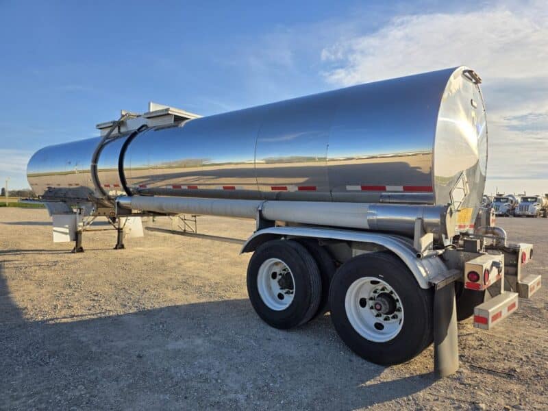 U-4882 1995 Bulk 7000 Gallon Stainless Steel Semi Tanker