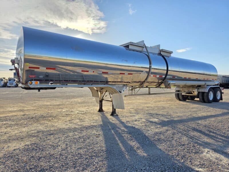 U-4882 1995 Bulk 7000 Gallon Stainless Steel Semi Tanker