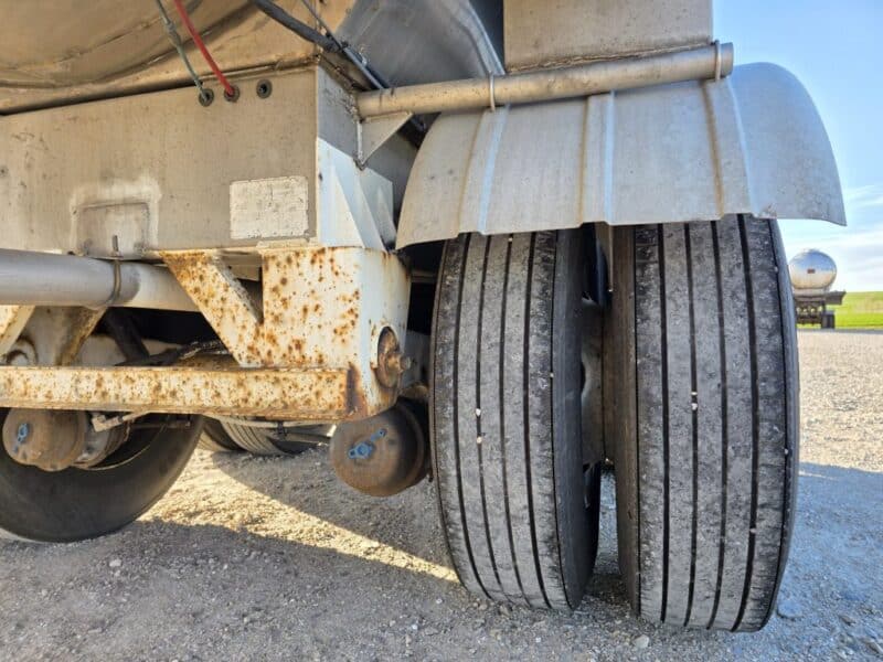 U-4882 1995 Bulk 7000 Gallon Stainless Steel Semi Tanker