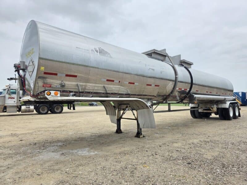 U-4882 1995 Bulk 7000 Gallon Stainless Steel Semi Tanker