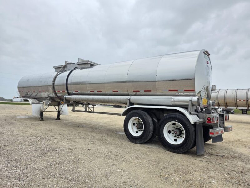 U-4882 1995 Bulk 7000 Gallon Stainless Steel Semi Tanker