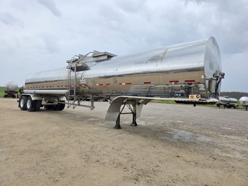 U-4882 1995 Bulk 7000 Gallon Stainless Steel Semi Tanker