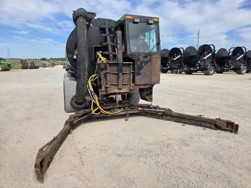 V3410 Mensch Alley Vac Truck. Cummins engine was new March of 2025. Starts and runs good.
