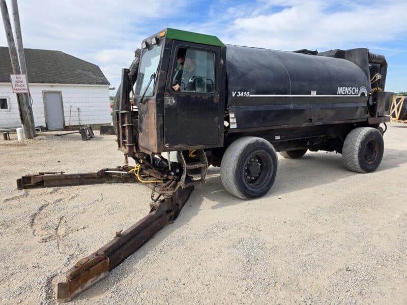 V3410 Mensch Alley Vac Truck. Cummins engine was new March of 2025. Starts and runs good.
