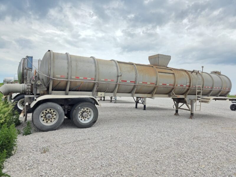 Dual 12″ U-4892 1982 Walker 5950 Gallon Stainless Steel Semi Tanker