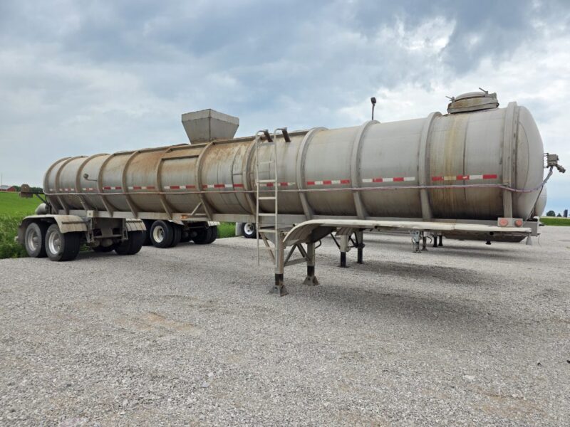 Dual 12″ U-4892 1982 Walker 5950 Gallon Stainless Steel Semi Tanker