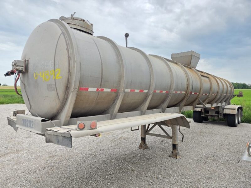Dual 12″ U-4892 1982 Walker 5950 Gallon Stainless Steel Semi Tanker