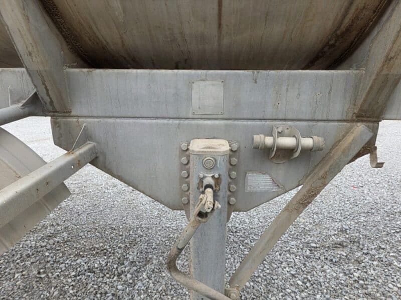 Dual 12″ U-4892 1982 Walker 5950 Gallon Stainless Steel Semi Tanker