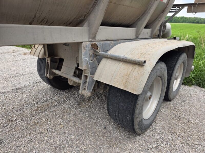 Dual 12″ U-4892 1982 Walker 5950 Gallon Stainless Steel Semi Tanker