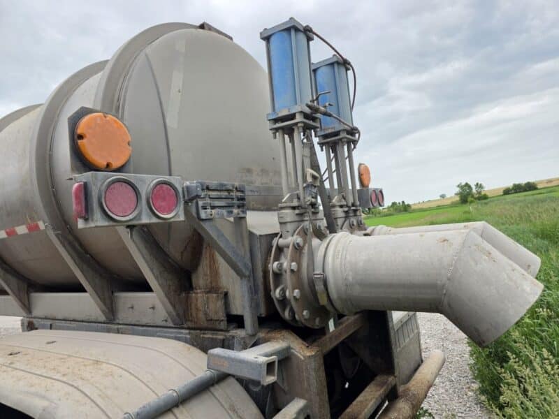 Dual 12″ U-4892 1982 Walker 5950 Gallon Stainless Steel Semi Tanker