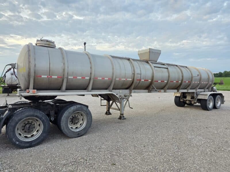 Dual 12″ U-4892 1982 Walker 5950 Gallon Stainless Steel Semi Tanker