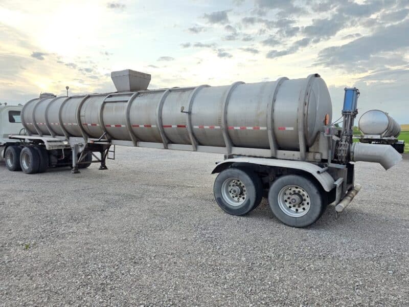 Dual 12″ U-4892 1982 Walker 5950 Gallon Stainless Steel Semi Tanker