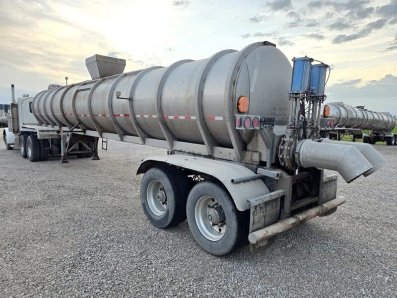 Dual 12″ U-4892 1982 Walker 5950 Gallon Stainless Steel Semi Tanker