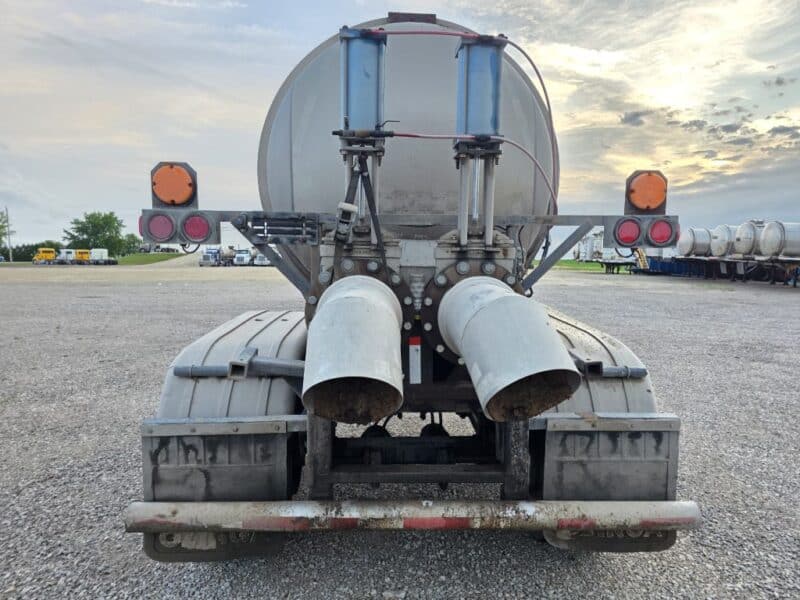 Dual 12″ U-4892 1982 Walker 5950 Gallon Stainless Steel Semi Tanker