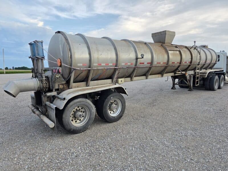 Dual 12″ U-4892 1982 Walker 5950 Gallon Stainless Steel Semi Tanker