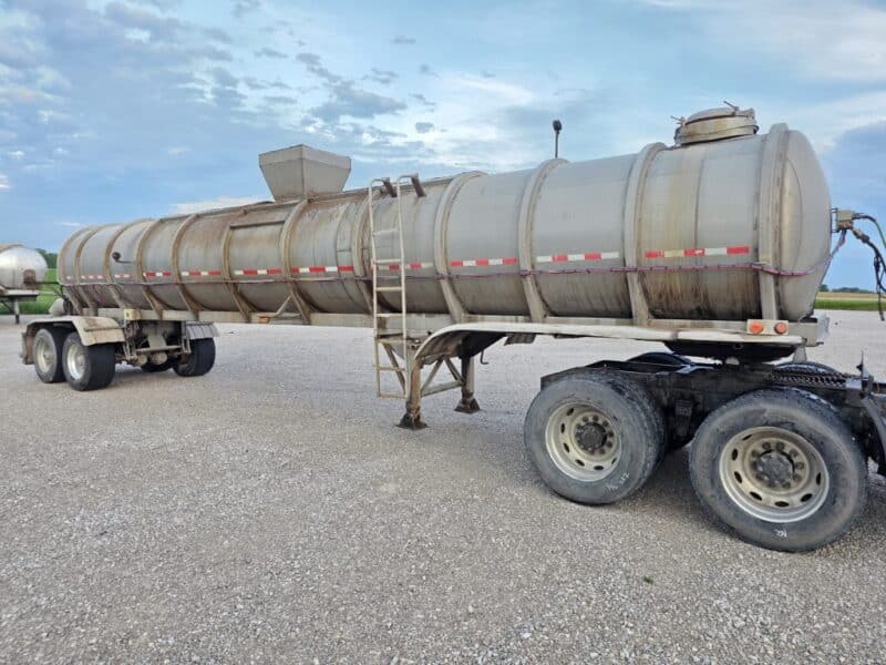Dual 12″ U-4892 1982 Walker 5950 Gallon Stainless Steel Semi Tanker