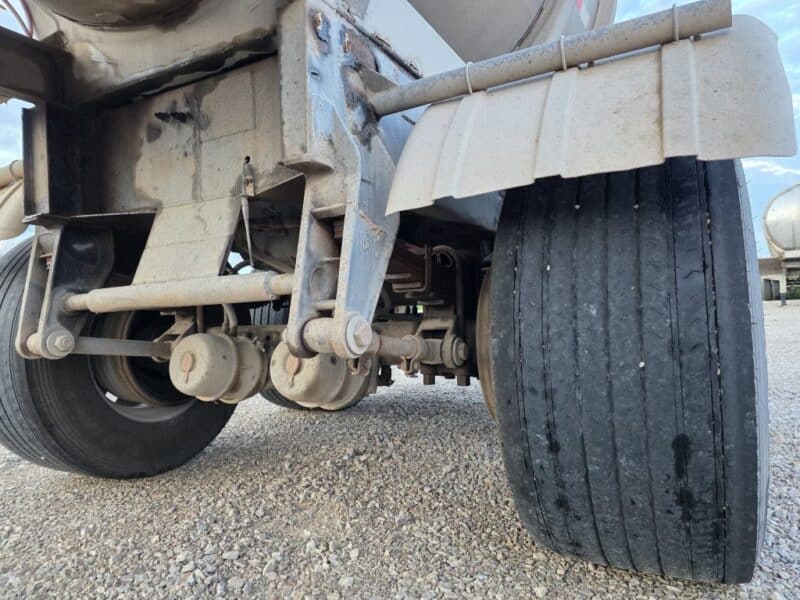 Dual 12″ U-4892 1982 Walker 5950 Gallon Stainless Steel Semi Tanker