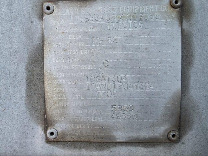 Dual 12″ U-4892 1982 Walker 5950 Gallon Stainless Steel Semi Tanker