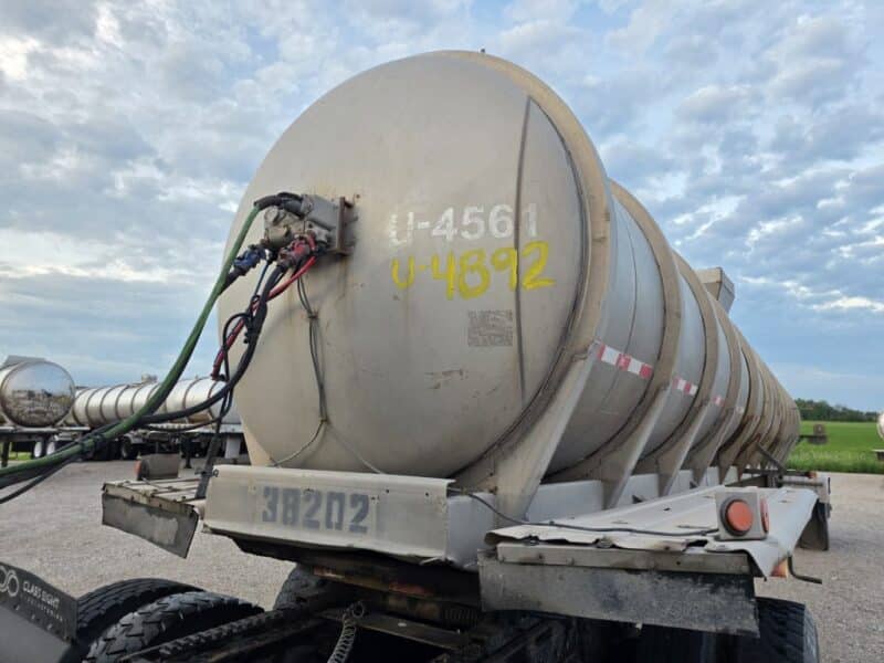 Dual 12″ U-4892 1982 Walker 5950 Gallon Stainless Steel Semi Tanker