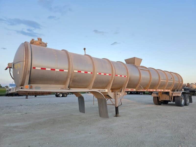 Dual 12″ U-4891 1987 Fruehauf 7000 Gallon Stainless Steel Semi Tanker