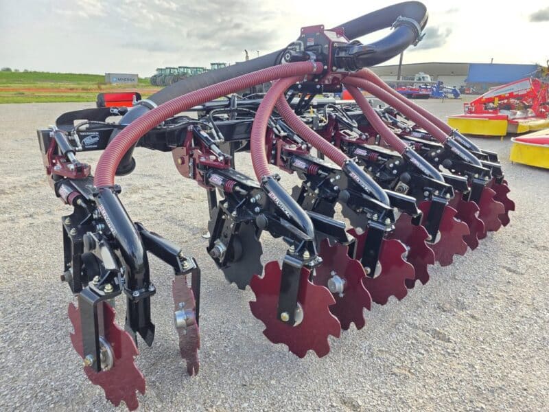 15′ ZML Tank bar w. 6 Red Viper Row Units on 30″ Spacings – FOLDING BAR