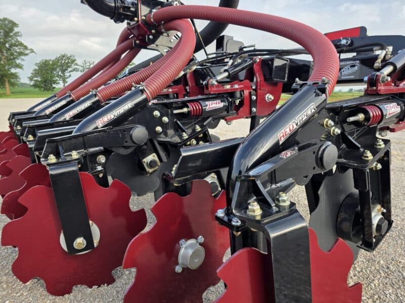15′ ZML Tank bar w. 6 Red Viper Row Units on 30″ Spacings – FOLDING BAR