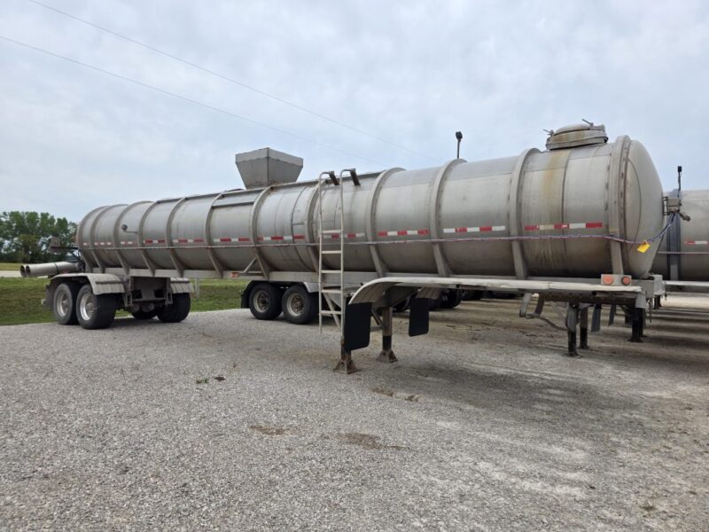 Dual 12″ U-4892 1982 Walker 5950 Gallon Stainless Steel Semi Tanker