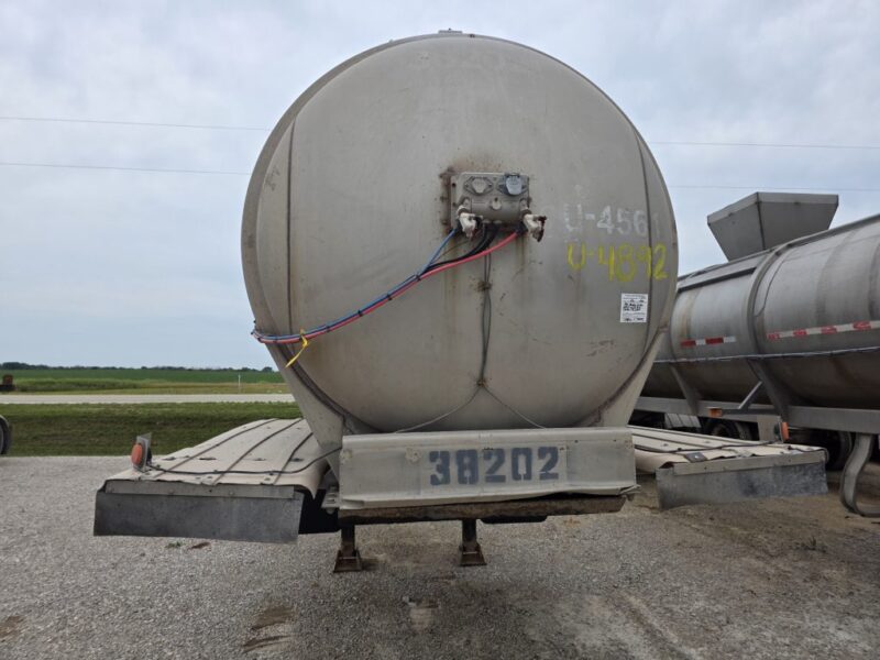 Dual 12″ U-4892 1982 Walker 5950 Gallon Stainless Steel Semi Tanker