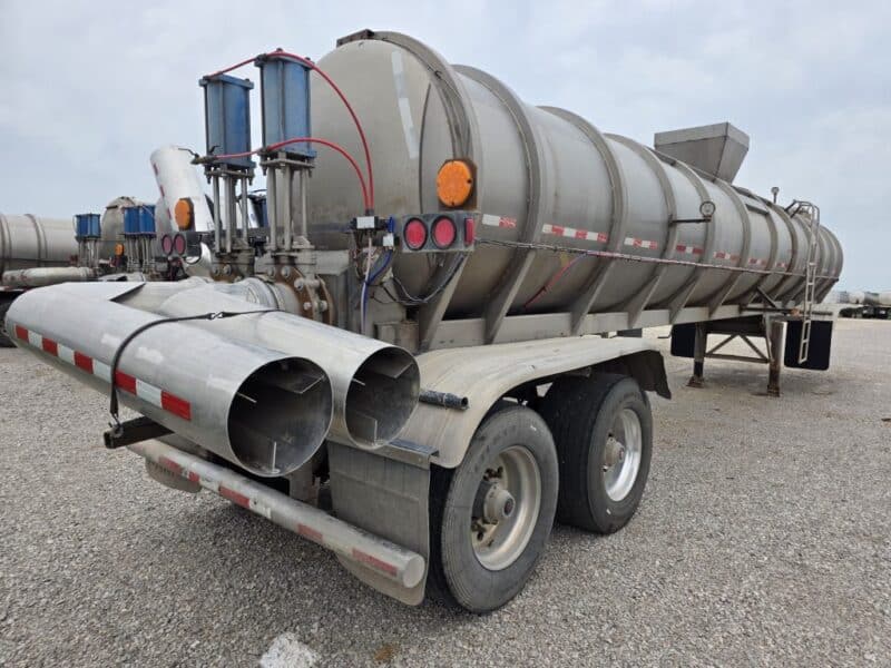 Dual 12″ U-4892 1982 Walker 5950 Gallon Stainless Steel Semi Tanker