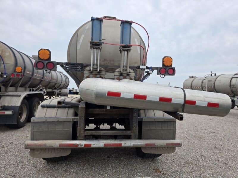 Dual 12″ U-4892 1982 Walker 5950 Gallon Stainless Steel Semi Tanker