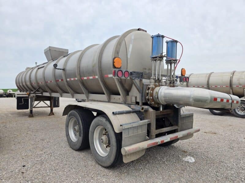 Dual 12″ U-4892 1982 Walker 5950 Gallon Stainless Steel Semi Tanker