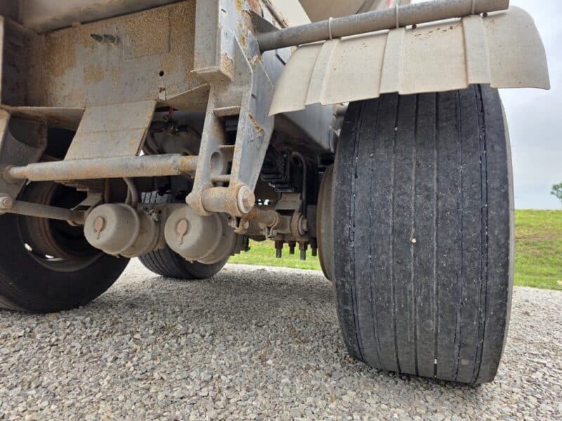 Dual 12″ U-4892 1982 Walker 5950 Gallon Stainless Steel Semi Tanker