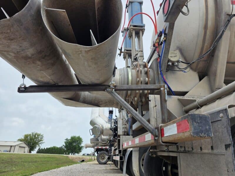Dual 12″ U-4893 1987 Fruehauf 6700 Gallon Stainless Steel Semi Tanker