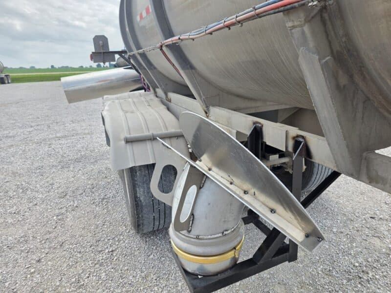 Dual 12″ Swivel U-4888 1980 Polar 6000 Gallon Stainless Steel Semi Tanker