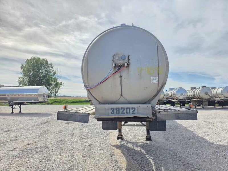 Dual 12″ U-4892 1982 Walker 5950 Gallon Stainless Steel Semi Tanker w. 20″ Swivel