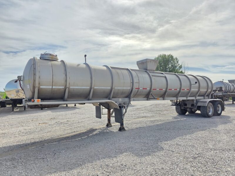 Dual 12″ U-4892 1982 Walker 5950 Gallon Stainless Steel Semi Tanker w. 20″ Swivel