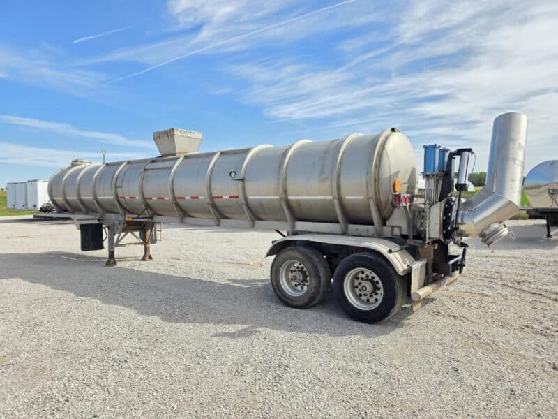 Dual 12″ U-4892 1982 Walker 5950 Gallon Stainless Steel Semi Tanker w. 20″ Swivel