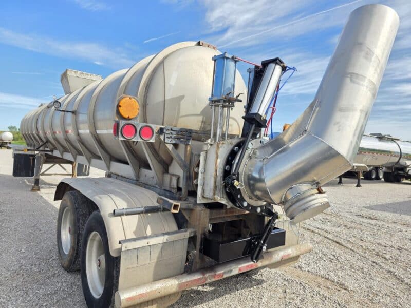 Dual 12″ U-4892 1982 Walker 5950 Gallon Stainless Steel Semi Tanker w. 20″ Swivel