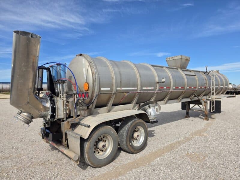 Dual 12″ U-4892 1982 Walker 5950 Gallon Stainless Steel Semi Tanker w. 20″ Swivel