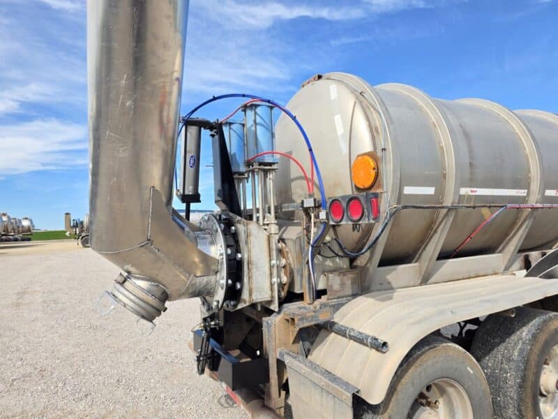 Dual 12″ U-4892 1982 Walker 5950 Gallon Stainless Steel Semi Tanker w. 20″ Swivel