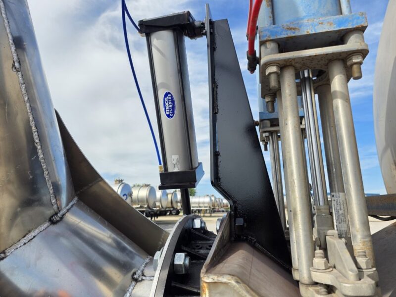 Dual 12″ U-4892 1982 Walker 5950 Gallon Stainless Steel Semi Tanker w. 20″ Swivel