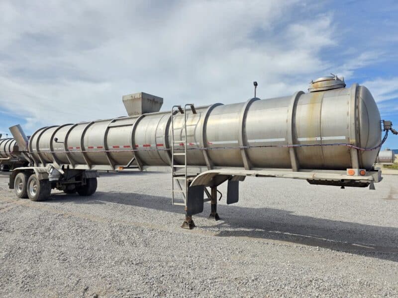 Dual 12″ U-4892 1982 Walker 5950 Gallon Stainless Steel Semi Tanker w. 20″ Swivel