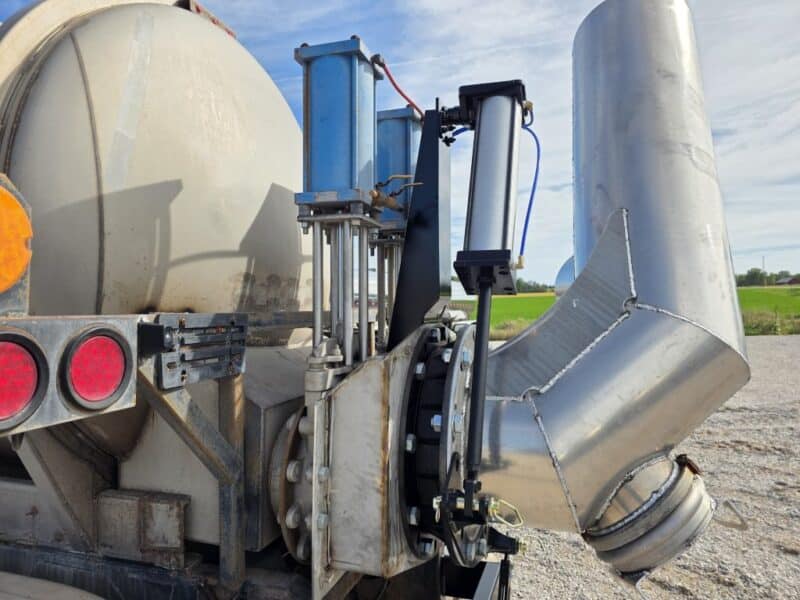 Dual 12″ U-4892 1982 Walker 5950 Gallon Stainless Steel Semi Tanker w. 20″ Swivel