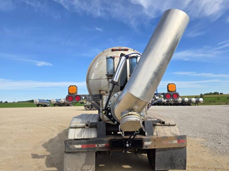 Dual 12″ U-4891 1987 Fruehauf 6700 Gallon Stainless Steel Semi Tanker w. 20″ Swivel