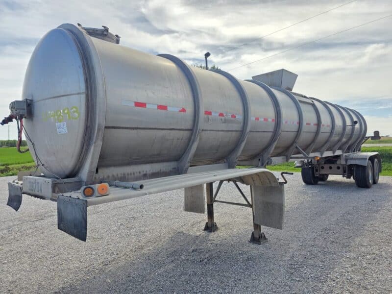 Dual 12″ U-4893 1987 Fruehauf 6700 Gallon Stainless Steel Semi Tanker w. 20″ Swivel