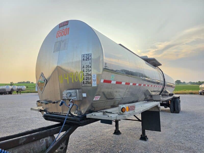 U-4900 1988 Heil 6500 Gallon Stainless Steel Semi Tanker