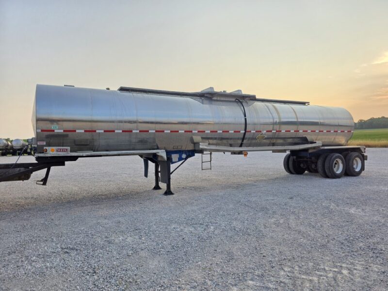 U-4900 1988 Heil 6500 Gallon Stainless Steel Semi Tanker