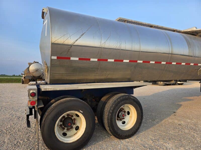 U-4900 1988 Heil 6500 Gallon Stainless Steel Semi Tanker