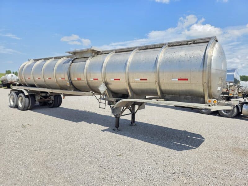 U-4904 1987 Fruehauf 7100 Gallon Stainless Steel Semi Tanker