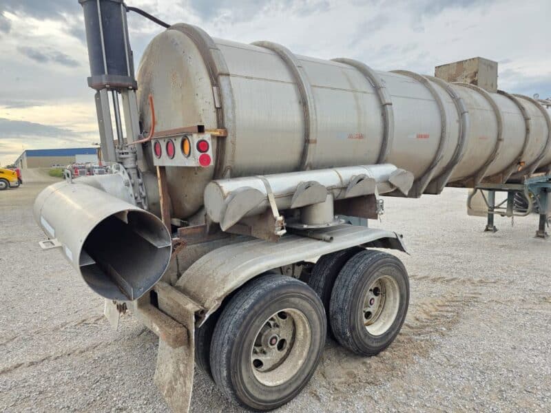 18″ U-4901 1979 Heil 6300 Gallon Stainless Steel Semi Tanker w. 18in Unload